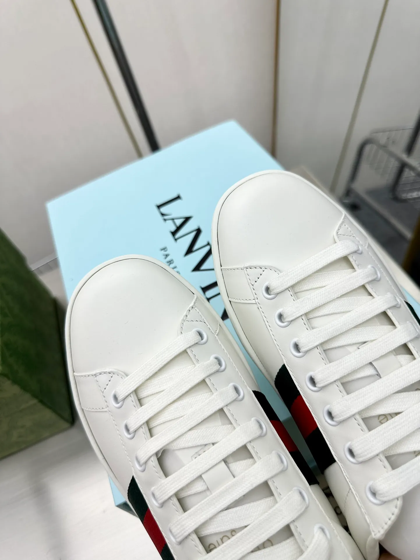 👟👟Ex-factory price 540👟👟 Men's size +10 Top version: Gucci G family classic Ace series Embroidery Little Bee White Shoes Couple Style Ribbon Love Casual Sports Shoes Sneakers Original Purchase Development Production This brand's classic low-top sports shoes interweave golden embroidered bees with red and green webbing. The bee is a classic element of the brand. It appeared in the Gucci ready-to-wear series in the 1970s. Exquisite packaging at the delivery counter🛍📦 ▪️Fabrics: Original custom imported first-layer cowhide ▪️Foots: Original custom cowhide lining ▪️Sole: Original open-molded rubber non-slip material ▪️Sole thickness: 2.5CM ▪️Size: Women's 34-41 (customized 34/41) ▪️Size: Men's 38-46 (38/46 customized)